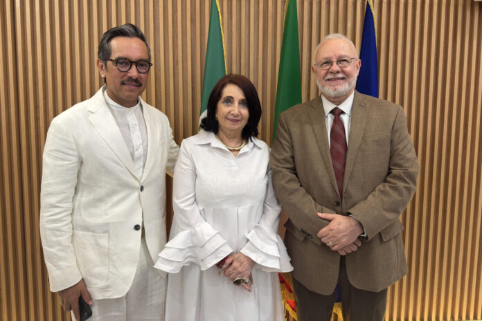 El embajador de México en Italia, Genaro Lozano (izda), la directora de la Feria Internacional del Libro (FIL) de Guadalajara, Marisol Schulz, y José Trinidad Padilla López, presidente de la FIL de Guadalajara, asisten a la presentación de Italia del programa con el que participará como país invitado de honor en la próxima Feria Internacional del Libro de Guadalajara (México). EFE/Daniel Cáceres
