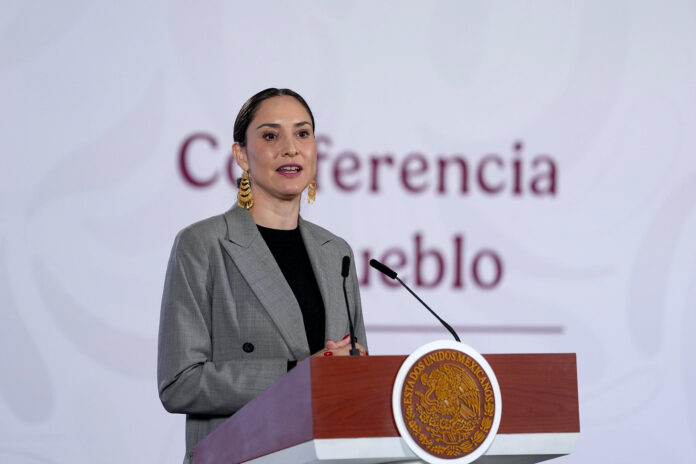 Fotografía cedida por la Presidencia de México que muestra a la secretaria de Cultura de México, Claudia Curiel de Icaza, hablando en una rueda de prensa este viernes, en Palacio Nacional de la Ciudad de México (México). EFE/ Presidencia de México /SOLO USO EDITORIAL/NO VENTAS/SOLO DISPONIBLE PARA ILUSTRAR LA NOTICIA QUE ACOMPAÑA (CRÉDITO OBLIGATORIO)

