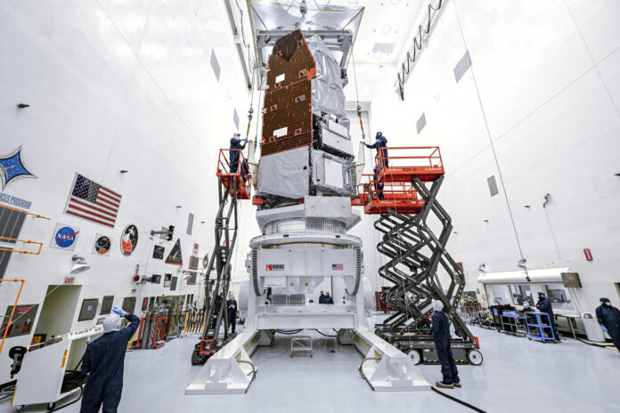 Fotografía del 25 de junio de 2026 cedida por la NASA que muestra a técnicos e ingenieros de la Instalación de Procesamiento de Cargas Útiles Peligrosas utilizando una grúa para elevar el telescopio espacial Nancy Grace Roman de la agencia hasta una plataforma de trabajo especializada en el Centro Espacial Kennedy de la NASA, en Florida (EE.UU.). EFE/ Sydney Rohde/ NASA /SOLO USO EDITORIAL/ NO VENTAS/ SOLO DISPONIBLE PARA ILUSTRAR LA NOTICIA QUE ACOMPAÑA (CRÉDITO OBLIGATORIO)
