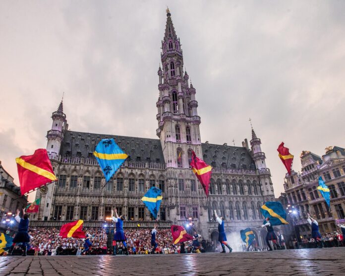 Artistas con trajes medievales y banderas se presentan durante la procesión Ommegang en la Grand Place de Bruselas en 2018. EFE/STEPHANIE LECOCQ
