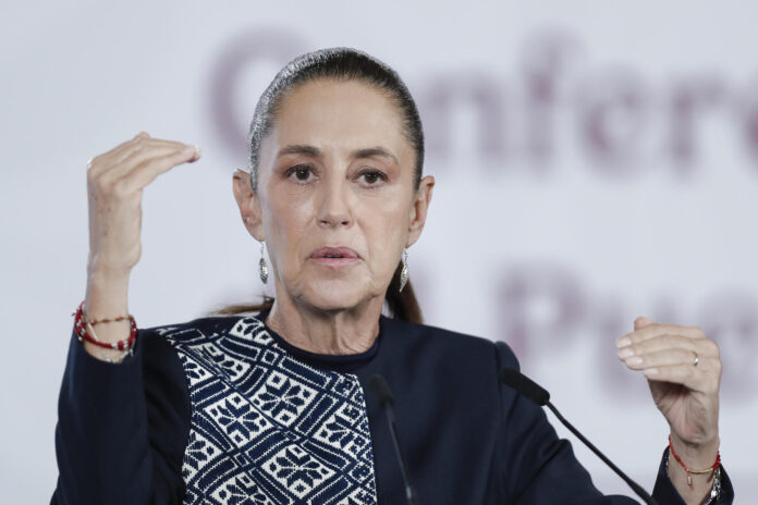 La presidenta de México, Claudia Sheinbaum, habla en una rueda de prensa este martes en Palacio Nacional de la Ciudad de México (México). EFE/Isaac Esquivel
