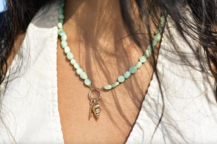 Corales, estrellas de mar, conchas y caracolas, los accesorios de inspiración marina que más nos recuerdan a la infancia, se cuelan en el diseño de accesorios. Imagen cedida Singularu. SOLO USO EDITORIAL
