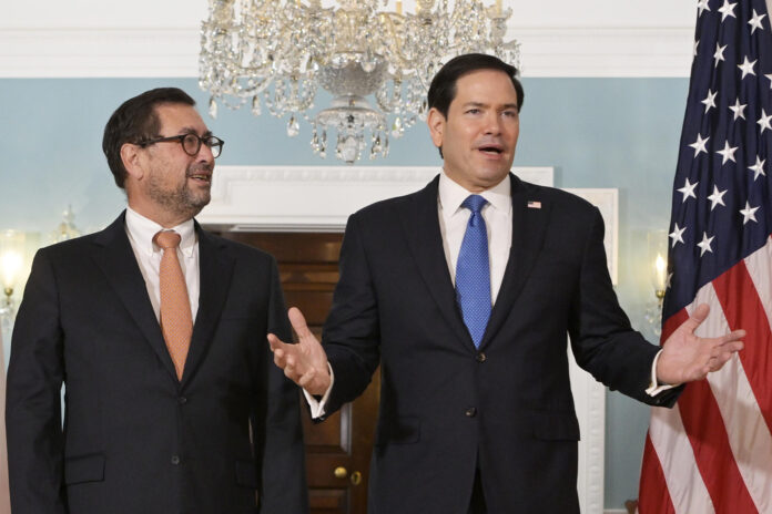 El secretario de Estado de Estados Unidos, Marco Rubio (d), habla junto al ministro de Relaciones Exteriores de Chile, Francisco Pérez Mackenna, previo a una reunión bilateral este lunes, en Washington (Estados Unidos). EFE/ Lenin Nolly
