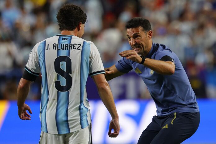 A pesar de los altibajos, Julián Álvarez no defrauda al seleccionador Lionel Scaloni. EFE/EPA/CHRISTOPHER NEUNDORF
