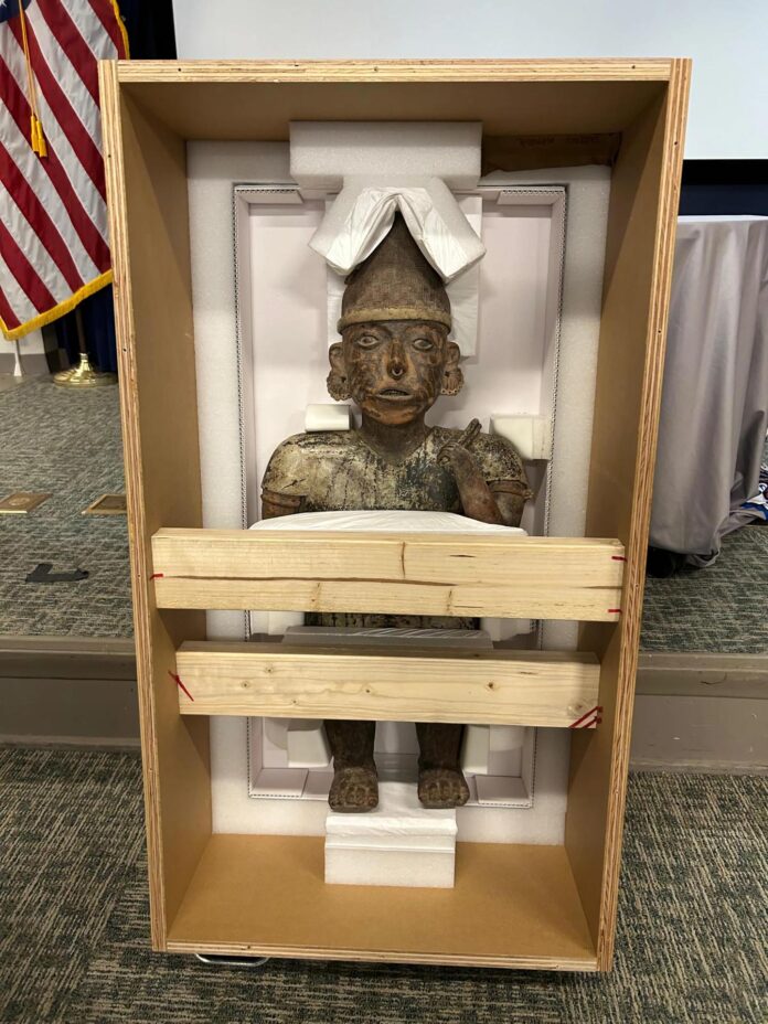 Fotografía cedida por el Consulado de México en Nueva York de una figura antropomorfa de Nayarit, una de las tres piezas arqueológicas que regresan a México tras la ceremonia celebrada este miércoles, en la Fiscalía en Nueva York (EE.UU.). EFE/ Consulado México en Nueva York /SOLO USO EDITORIAL/NO VENTAS/ SOLO DISPONIBLE PARA ILUSTRAR LA NOTICIA QUE ACOMPAÑA (CRÉDITO OBLIGATORIO)

