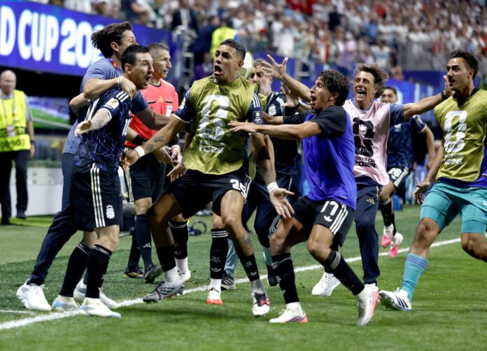 Lionel Messi (i) es felicitado por sus  compañeros de Argentina tras el triunfo en semifinales ante Inglaterra con un gol agónico de Lautaro Martínez. EFE/EPA/WILL OLIVER
