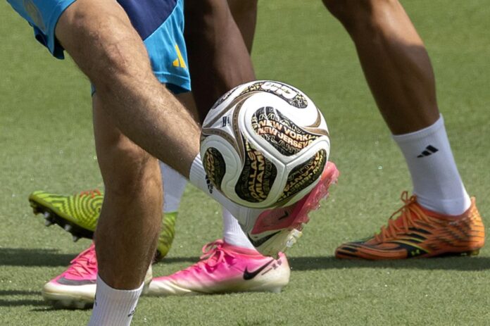 Jugadores de la selección de España utilizan el nuevo balón Trionda, que rinde homenaje a las sedes de los partidos finales del Mundial de la FIFA 2026. EFE/ Lavandeira Jr
