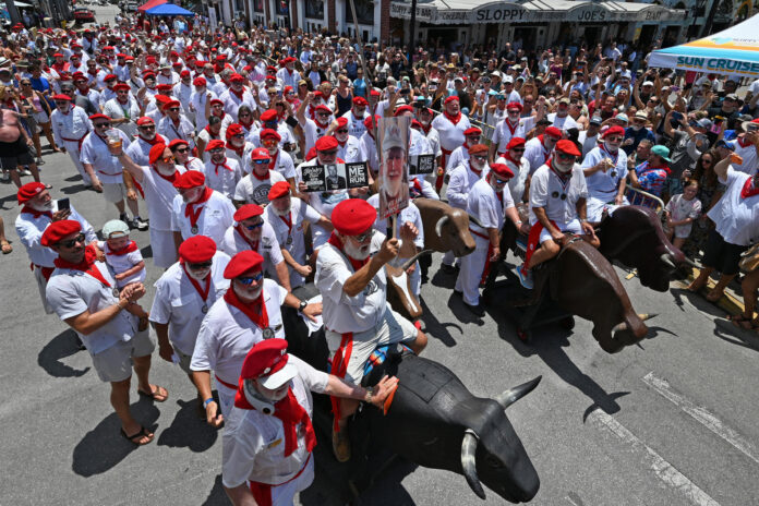 Fotografía cedida por Sloppy Joe's Bar donde aparecen ganadores de ediciones anteriores y participantes actuales del Concurso Anual de Dobles de Hemingway, iniciando su famoso 'Encierro de toros', una parodia del evento homónimo de Pamplona (​España), este sábado en Cayo Hueso (Estados Unidos). EFE/ Andy Newman /SOLO USO EDITORIAL/ NO VENTAS/ SOLO DISPONIBLE PARA ILUSTRAR LA NOTICIA QUE ACOMPAÑA (CRÉDITO OBLIGATORIO)
