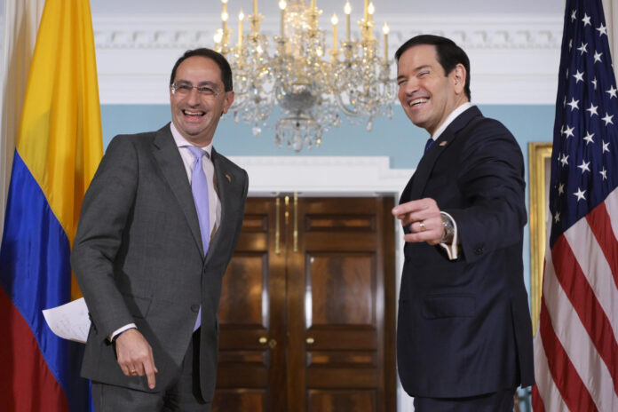 El secretario de Estado de Estados Unidos, Marco Rubio (d), reacciona junto al vicepresidente electo de Colombia, José Manuel Restrepo, previo a una reunión este miércoles, en el Departamento de Estado en Washington (Estados Unidos). EFE/Lenin Nolly
