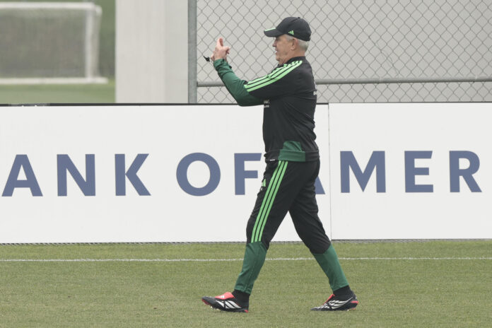 El seleccionador de México Javier Aguirre lidera un entrenamiento este miércoles, como parte de su preparación para enfrentar a Inglaterra en los octavos de final del Mundial de la FIFA 2026, en la Ciudad de México (México). EFE/ José Méndez
