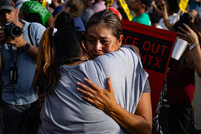 Tomasa Salgado, familiar de Lorenzo Salgado Araujo, inmigrante mexicano fallecido durante un operativo del ICE, llora durante una manifestación contra las políticas migratorias, en Houston (EE.UU.). Imagen de archivo. EFE/ Carlos Ramírez
